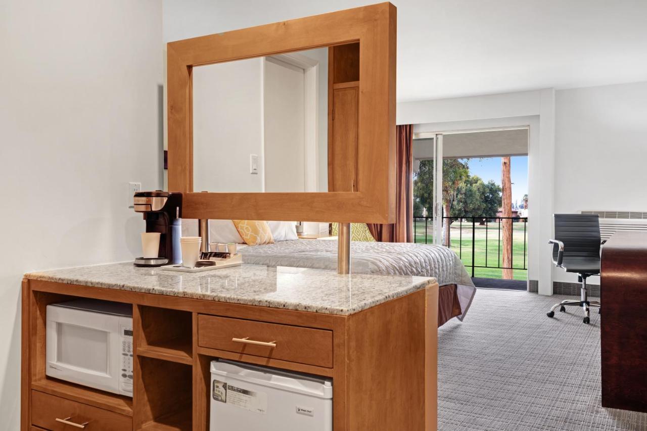 2 Queen Beds, Valley View, Non-Smoking at Barbara Worth Country Club