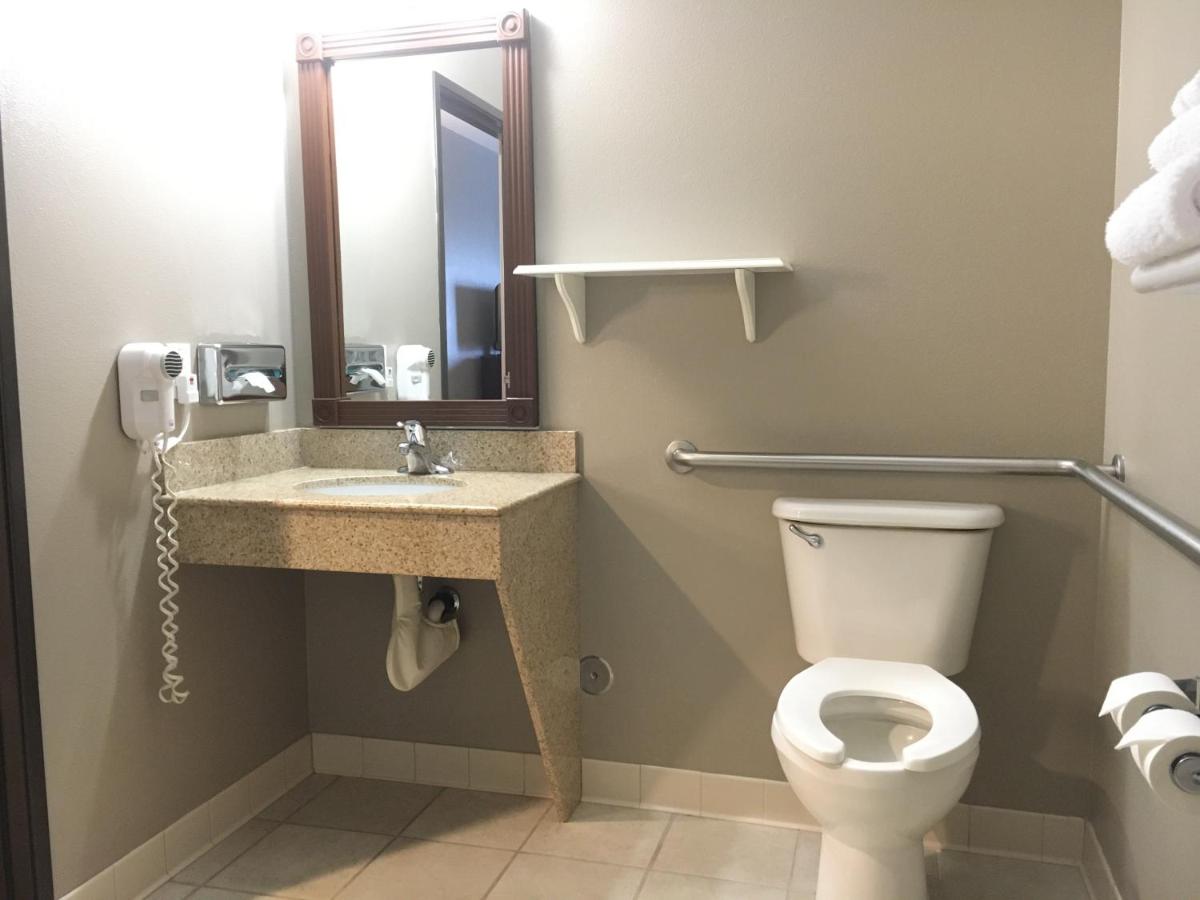 King Room with Roll-In Shower - Disability Access at Best Western Wheatland Inn