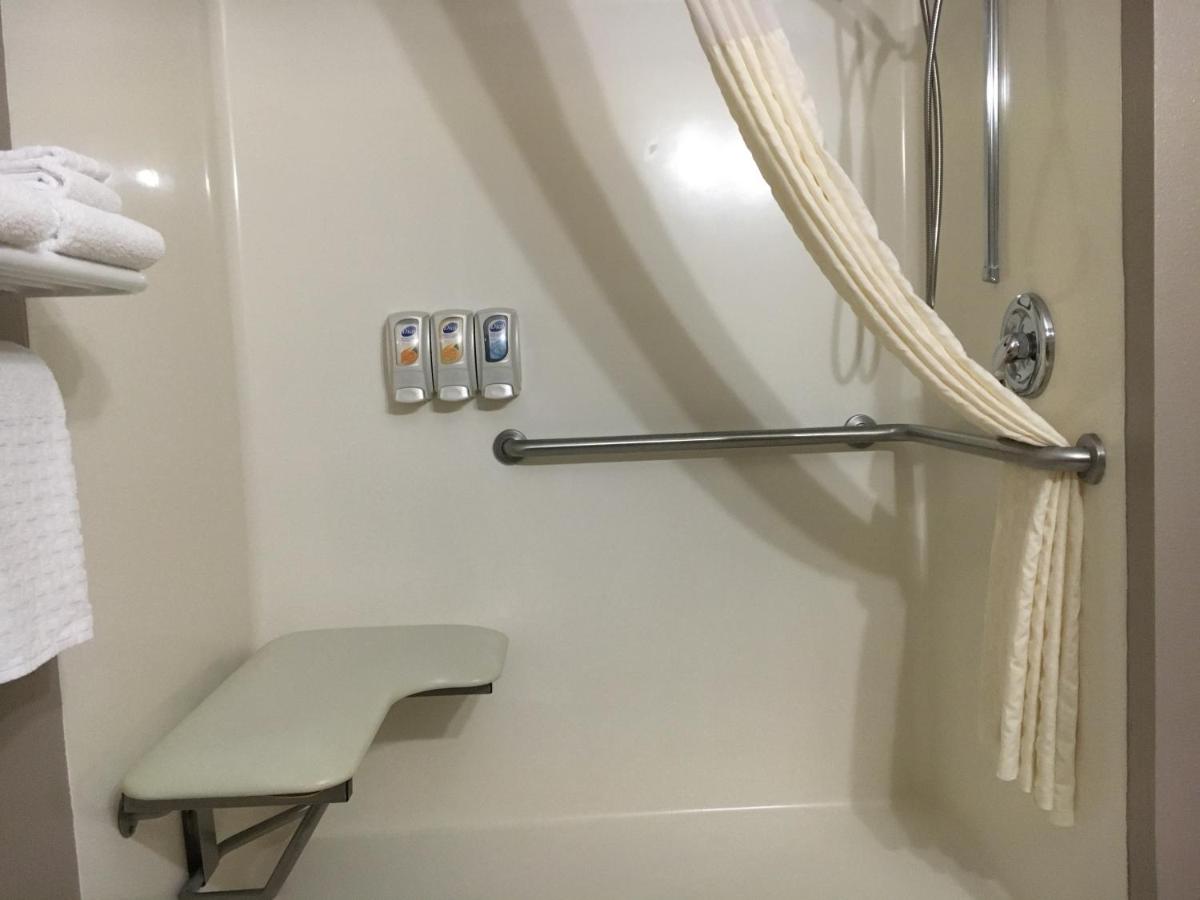 King Room with Roll-In Shower - Disability Access at Best Western Wheatland Inn