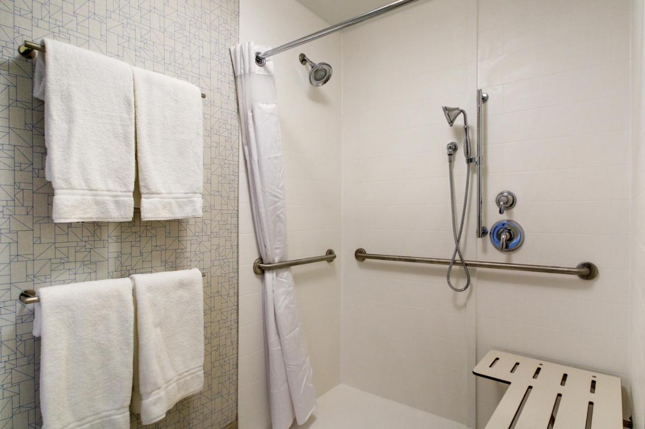 King Room - Hearing Accessible - Roll-in Shower at Holiday Inn Express & Suites Galesburg by IHG