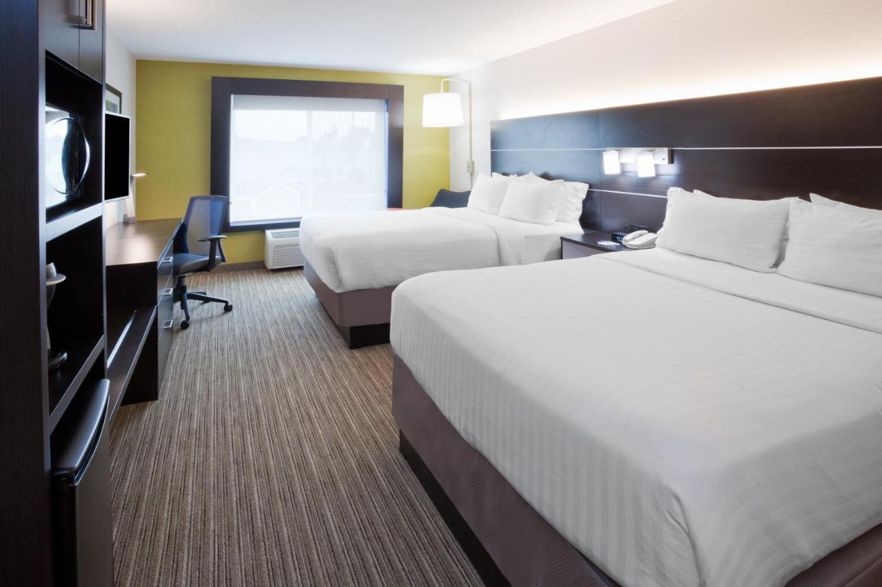 Twin Room - Mobility Access with Bath Tub at Holiday Inn Express Hotel & Suites Dickinson, an IHG Hotel