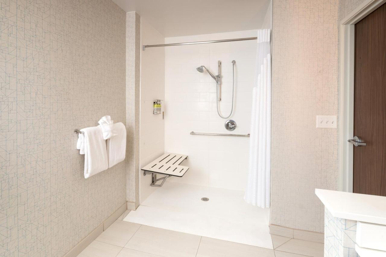 King Room - Hearing Accessible - Roll-in Shower at Holiday Inn Express and Suites Kalamazoo West by IHG