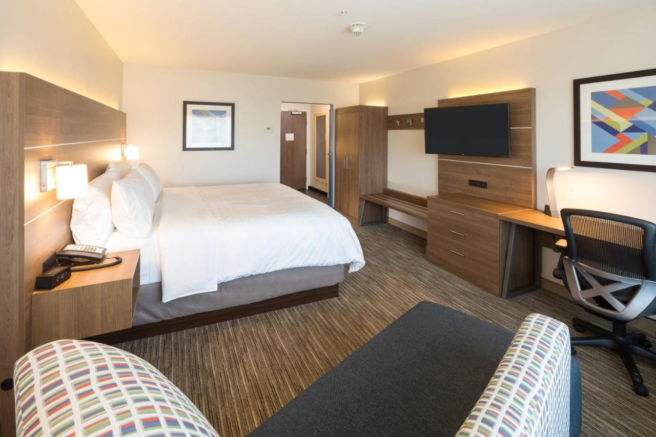 King Room - Hearing Accessible - Non-Smoking at Holiday Inn Express and Suites Kalamazoo West by IHG