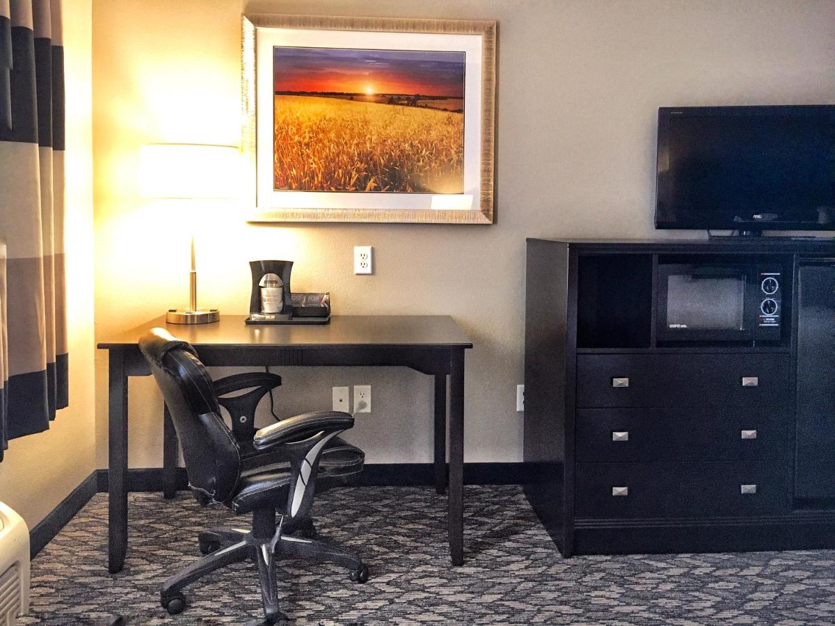 King Room with Roll-In Shower - Disability Access at Best Western Wheatland Inn