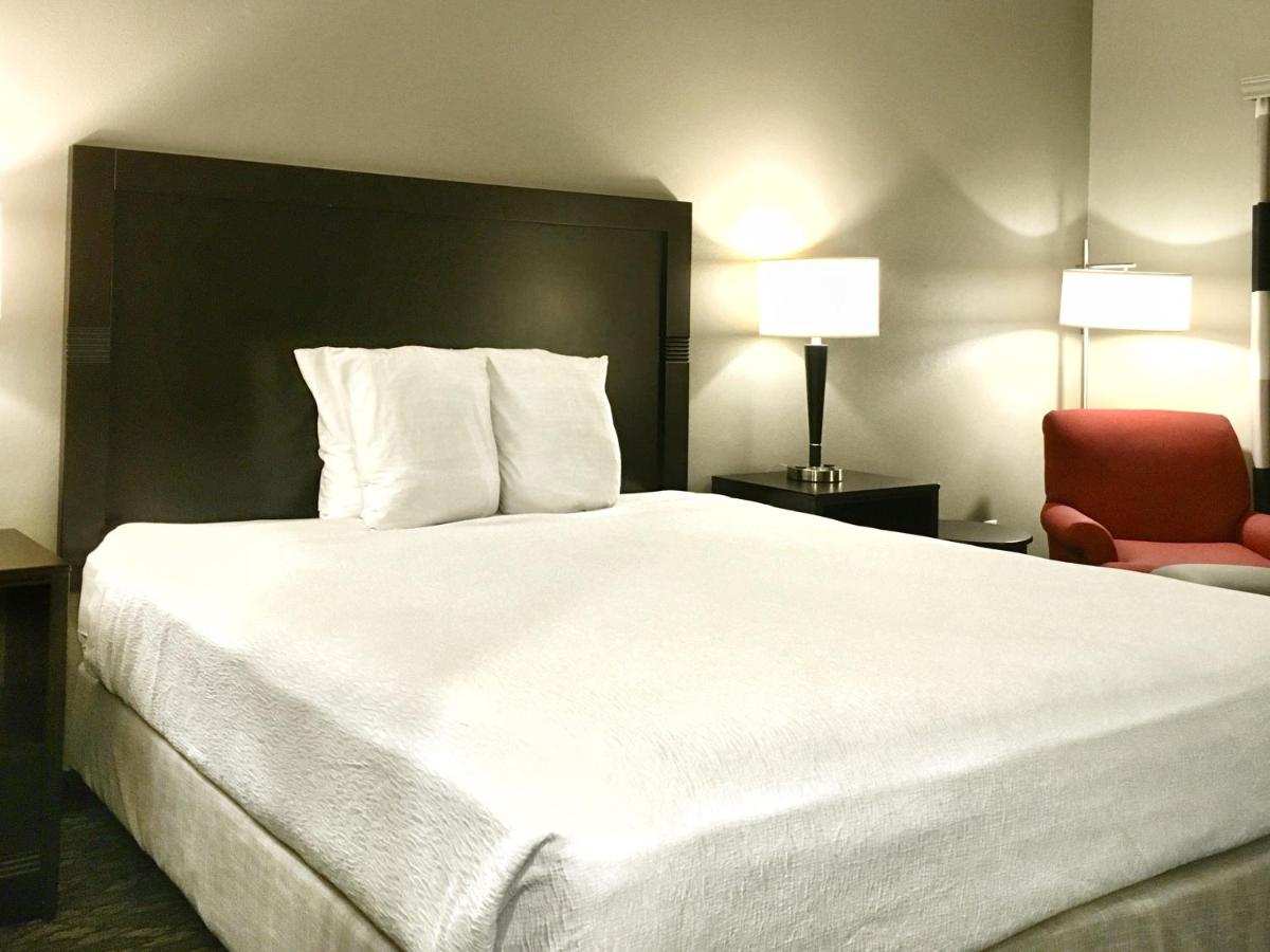 King Room with Roll-In Shower - Disability Access at Best Western Wheatland Inn