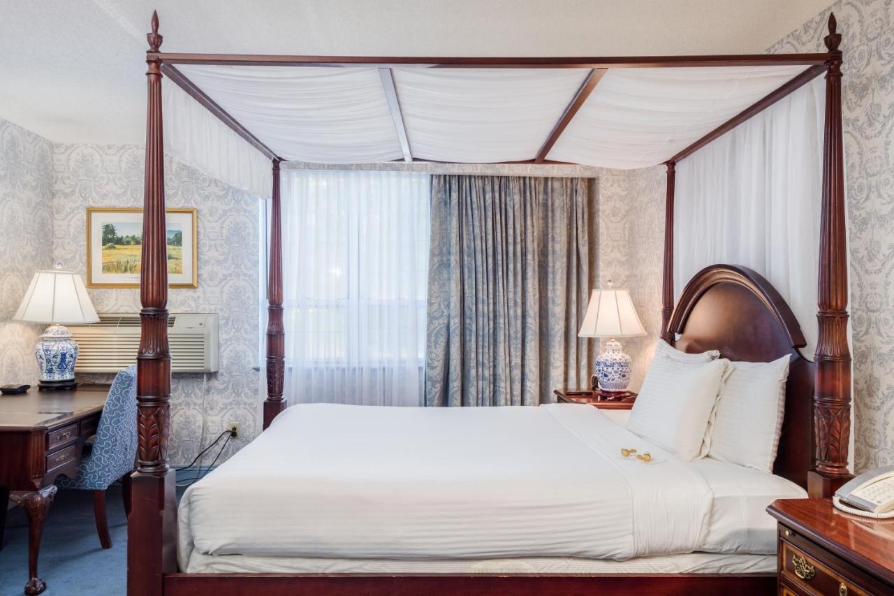 Deluxe Queen Room at The Farmington Inn & Suites