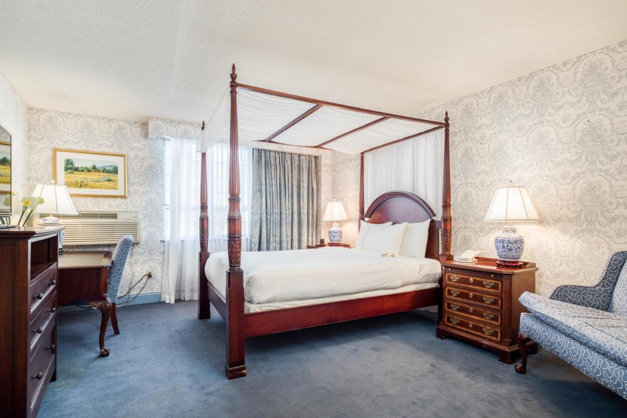 Deluxe Queen Room at The Farmington Inn & Suites