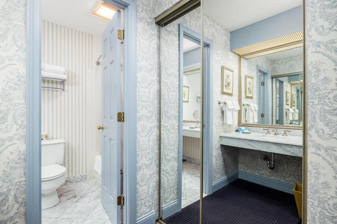 Deluxe King Room at The Farmington Inn & Suites