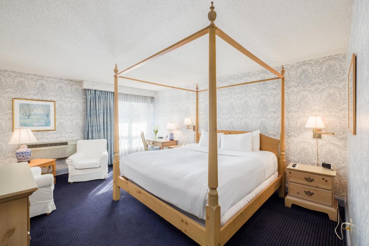 Deluxe King Room at The Farmington Inn & Suites