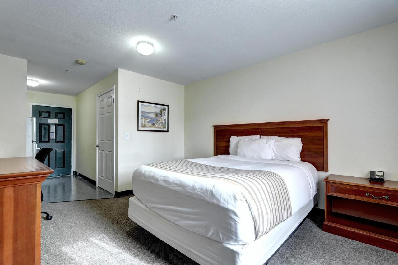 Queen Room - Accessible/Nonsmoking at Suburban Studios Westminster Denver North