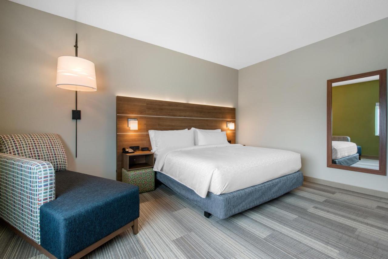 King Room - Hearing Accessible - Non-Smoking at Holiday Inn Express & Suites Alachua - Gainesville Area by IHG