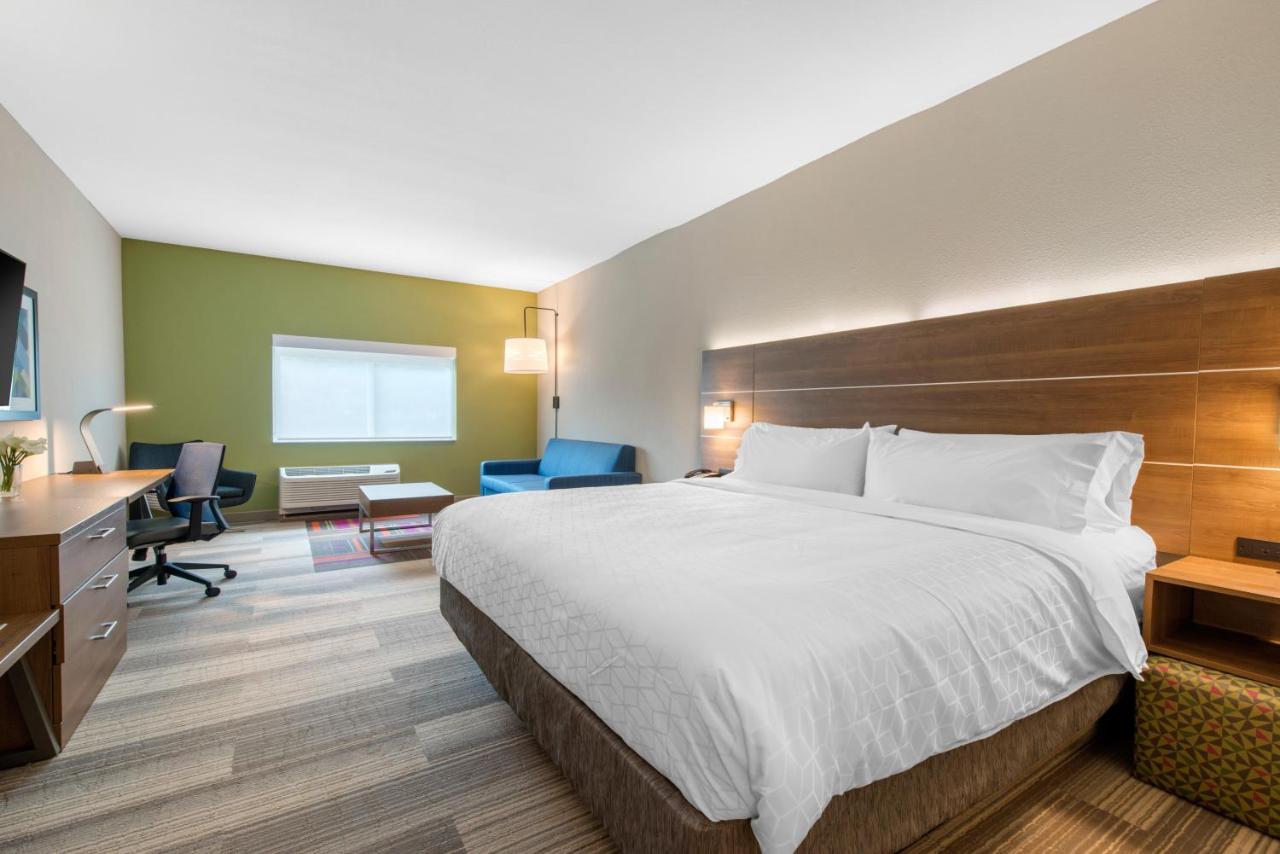 King Suite - Non-Smoking at Holiday Inn Express & Suites Alachua - Gainesville Area by IHG