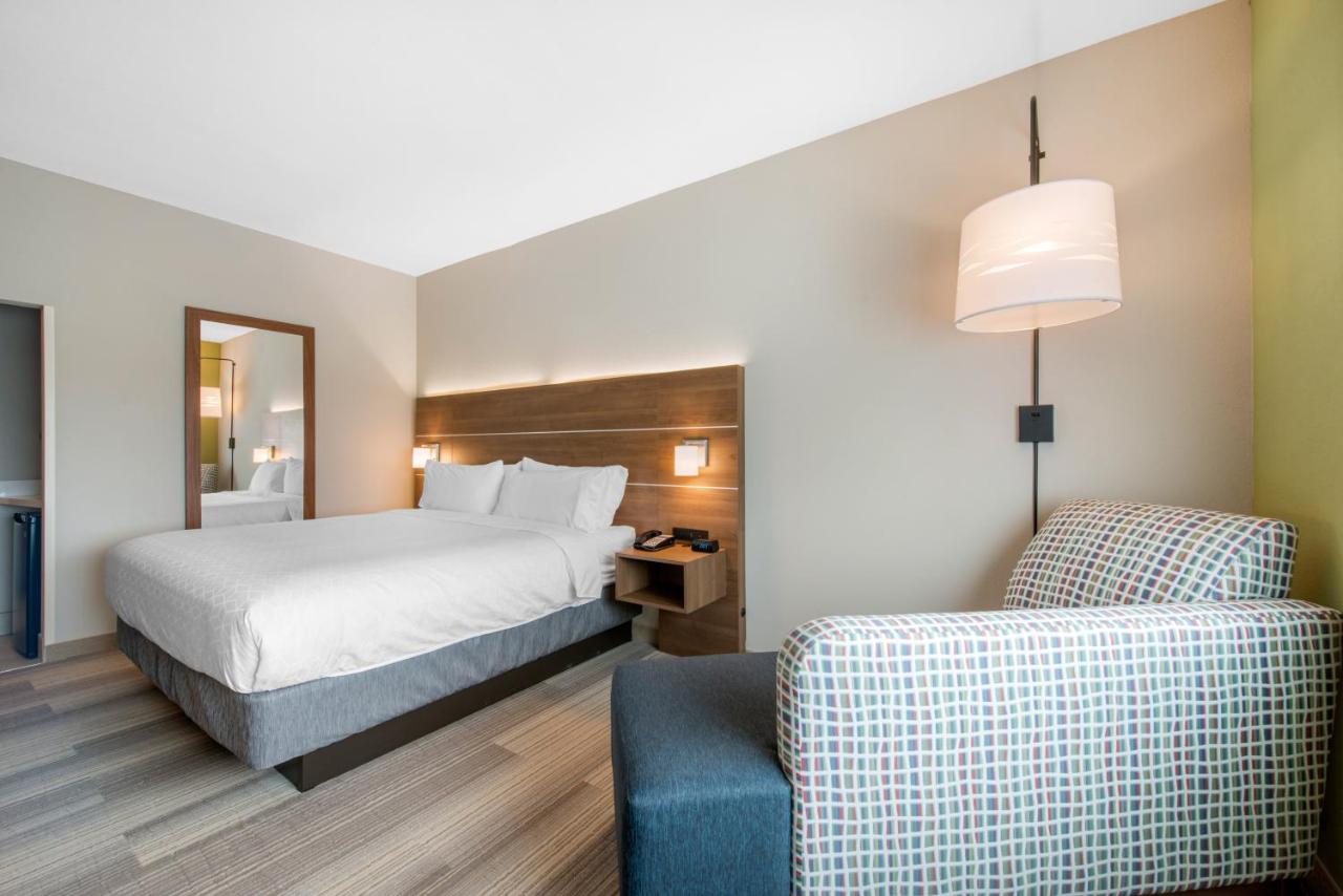 King Room - Hearing Accessible - Non-Smoking at Holiday Inn Express & Suites Alachua - Gainesville Area by IHG