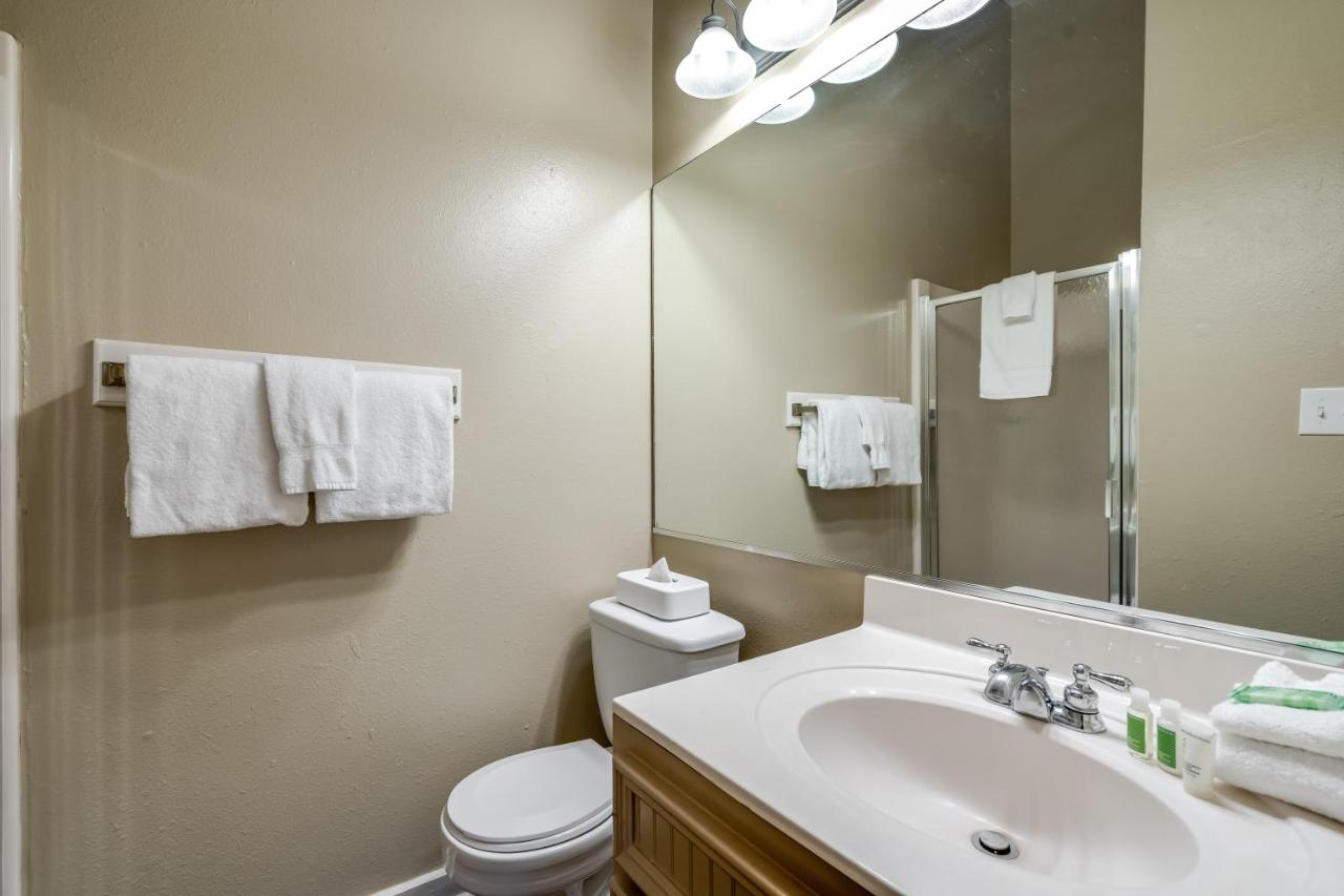 Two-Bedroom Villa Lodge 2 Queen Beds at Holiday Inn Club Vacations Piney Shores Resort at Lake Conroe, an IHG Hotel