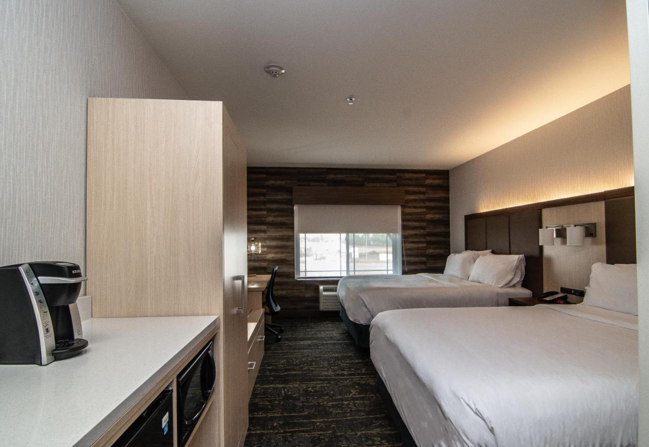 Queen Room with Two Queen Beds at Holiday Inn Express Kalispell by IHG