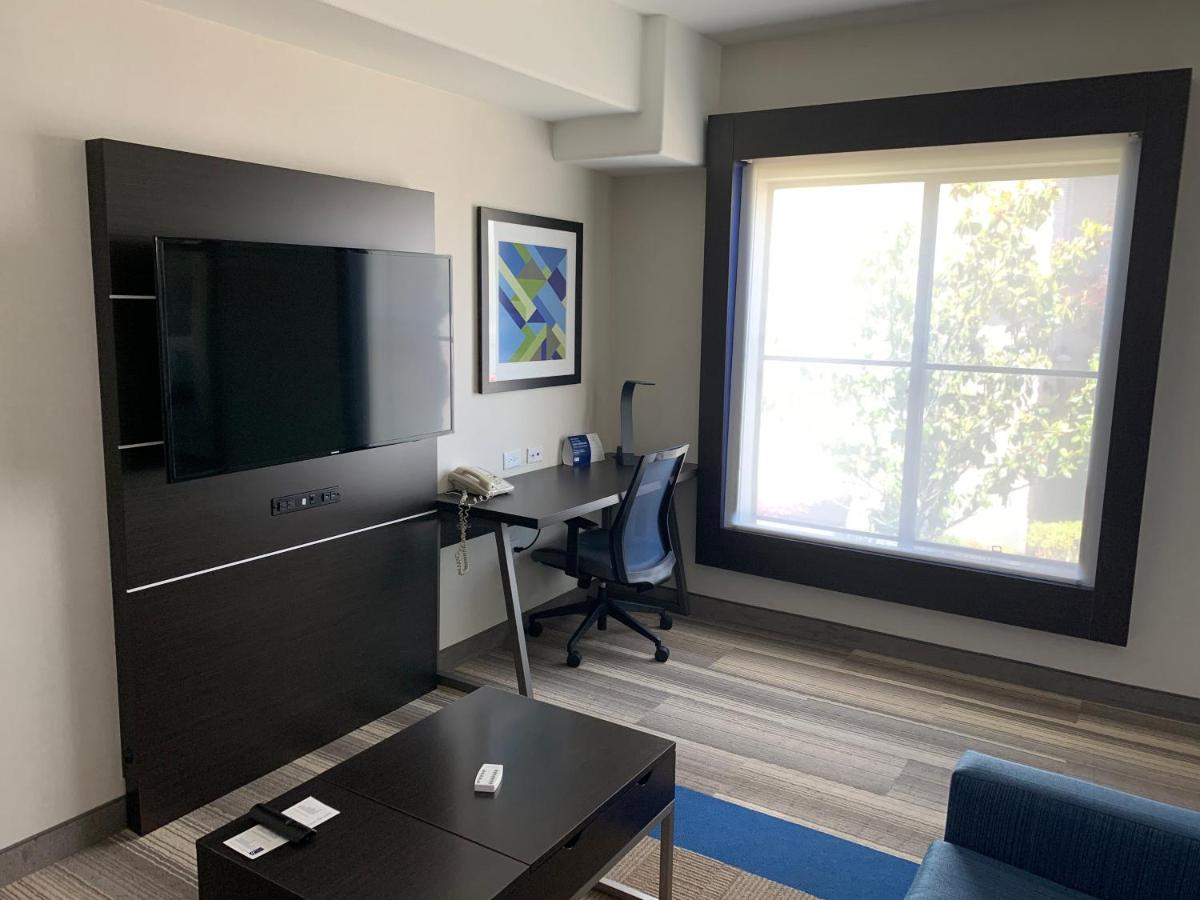 Suite - Mobility Access Roll in Shower/Non-Smoking at Holiday Inn Express & Suites El Dorado Hills by IHG
