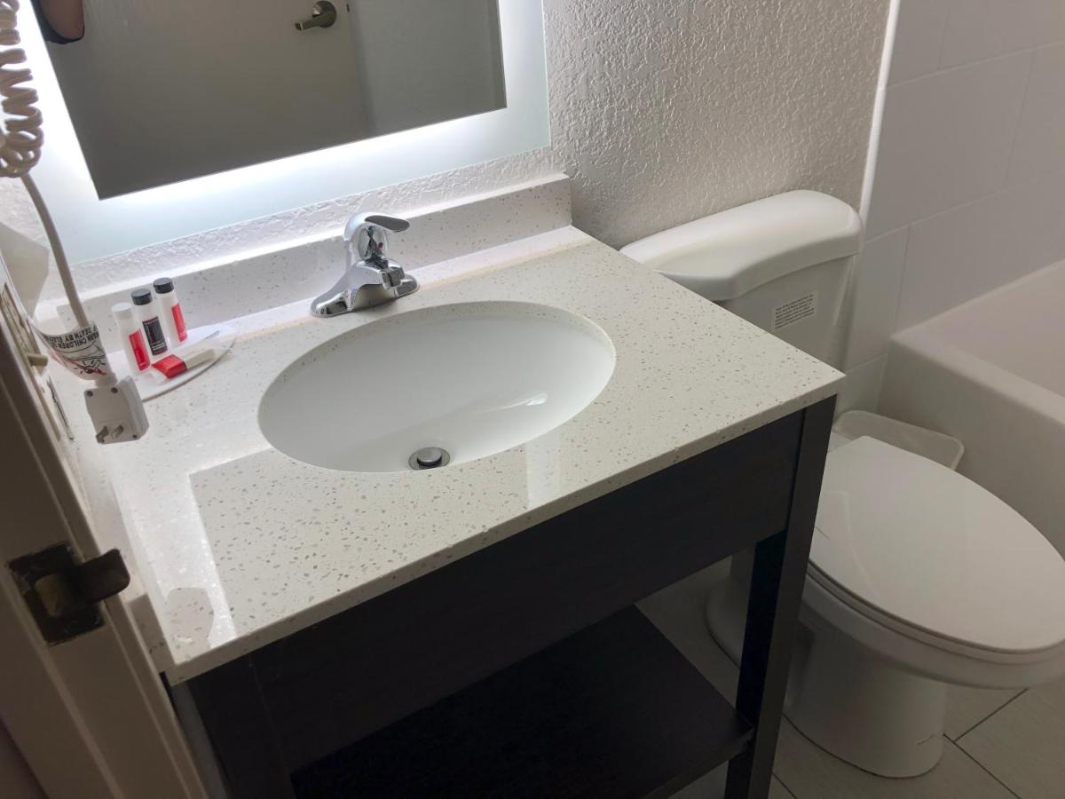 Queen Studio Suite - Non-Smoking at Red Lion Inn & Suites Elk Grove Village