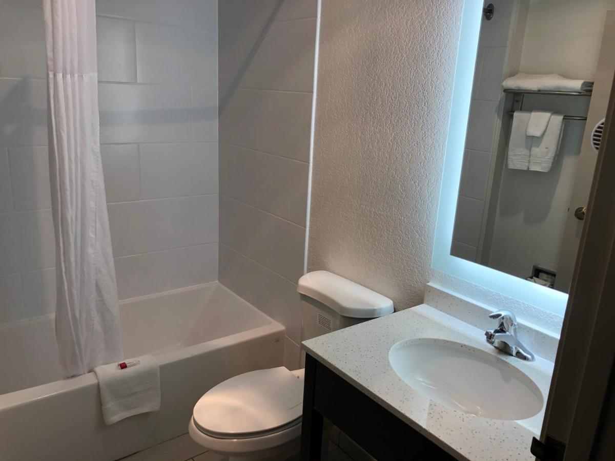 Queen Studio Suite - Non-Smoking at Red Lion Inn & Suites Elk Grove Village
