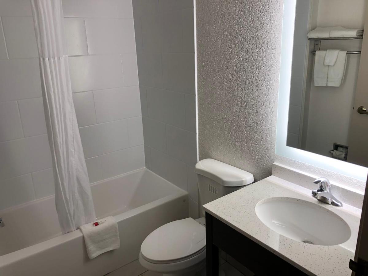 Queen Room - Non-Smoking at Red Lion Inn & Suites Elk Grove Village