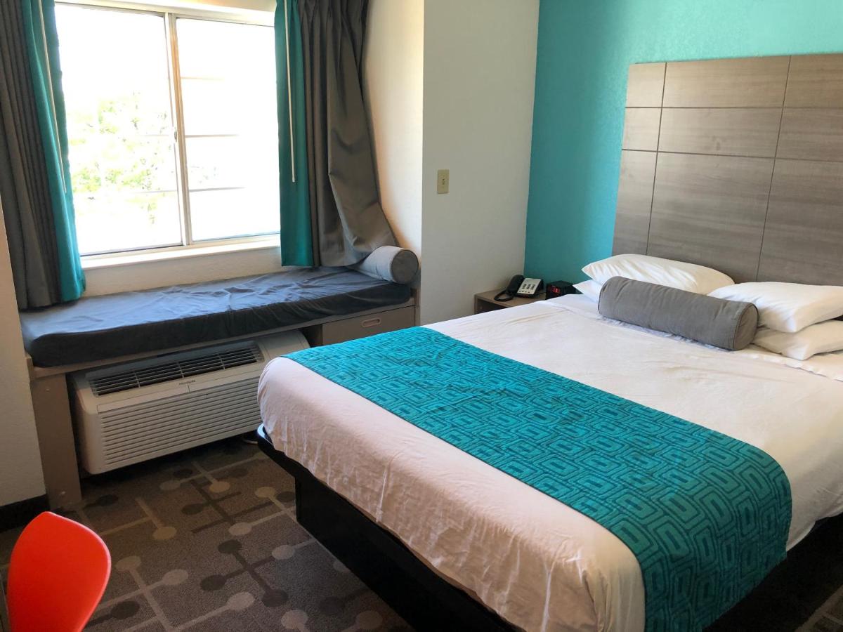 Queen Room - Non-Smoking at Red Lion Inn & Suites Elk Grove Village