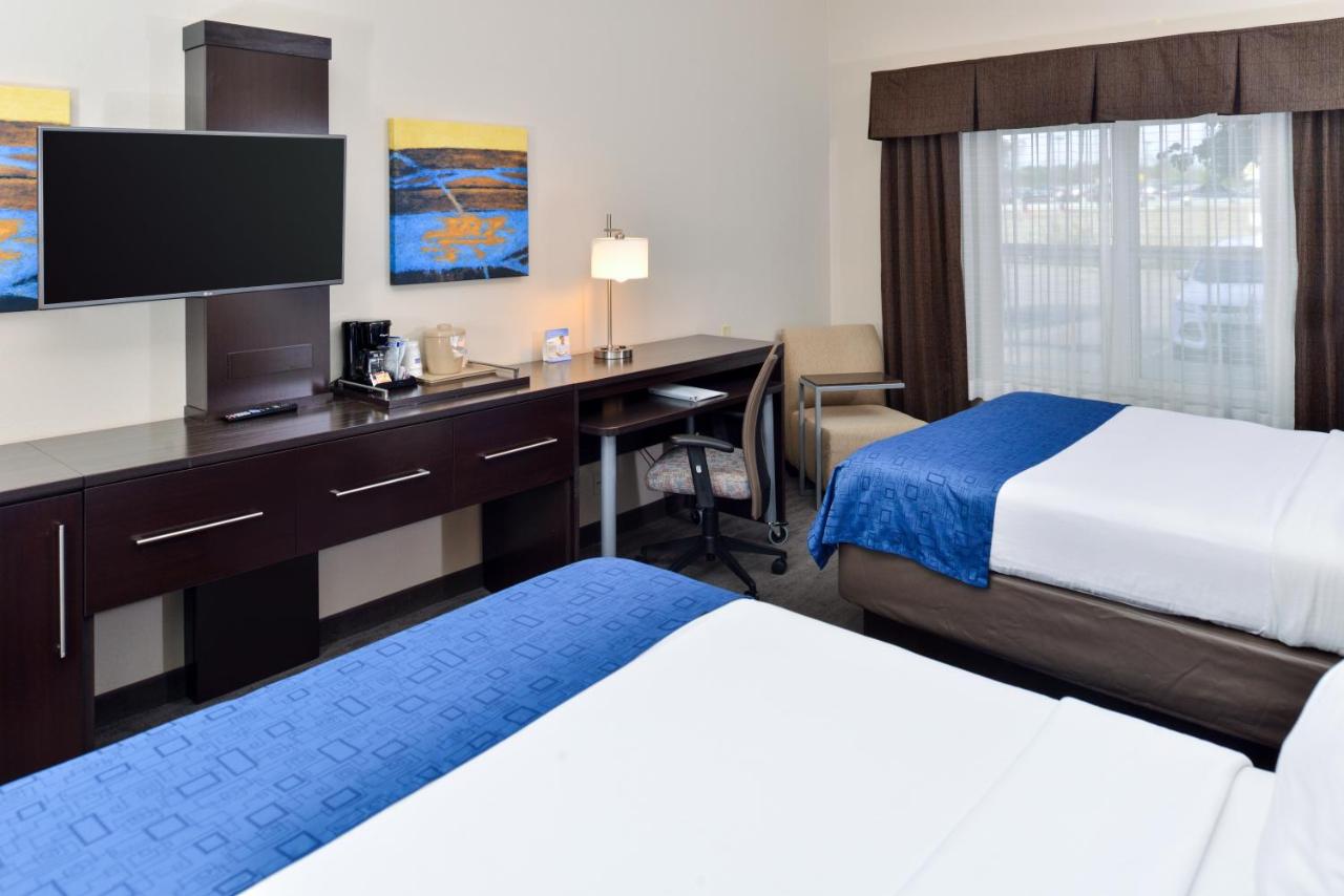 Queen Room with Two Queen Beds - Mobility Access Roll in Shower/Non-Smoking at Holiday Inn Express St. Louis West - O'Fallon by IHG