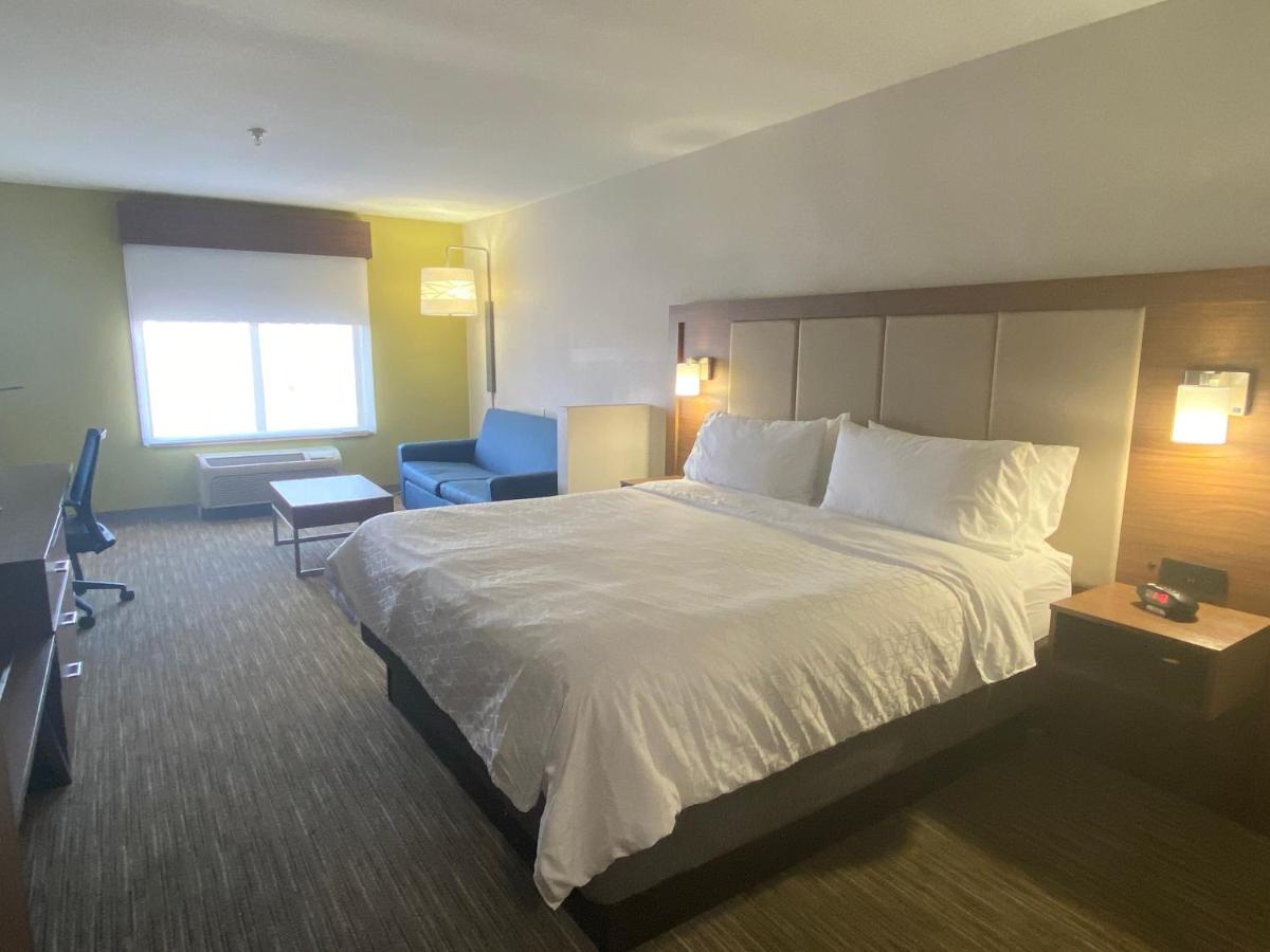 King Suite at Holiday Inn Express & Suites Albuquerque Historic Old Town by IHG