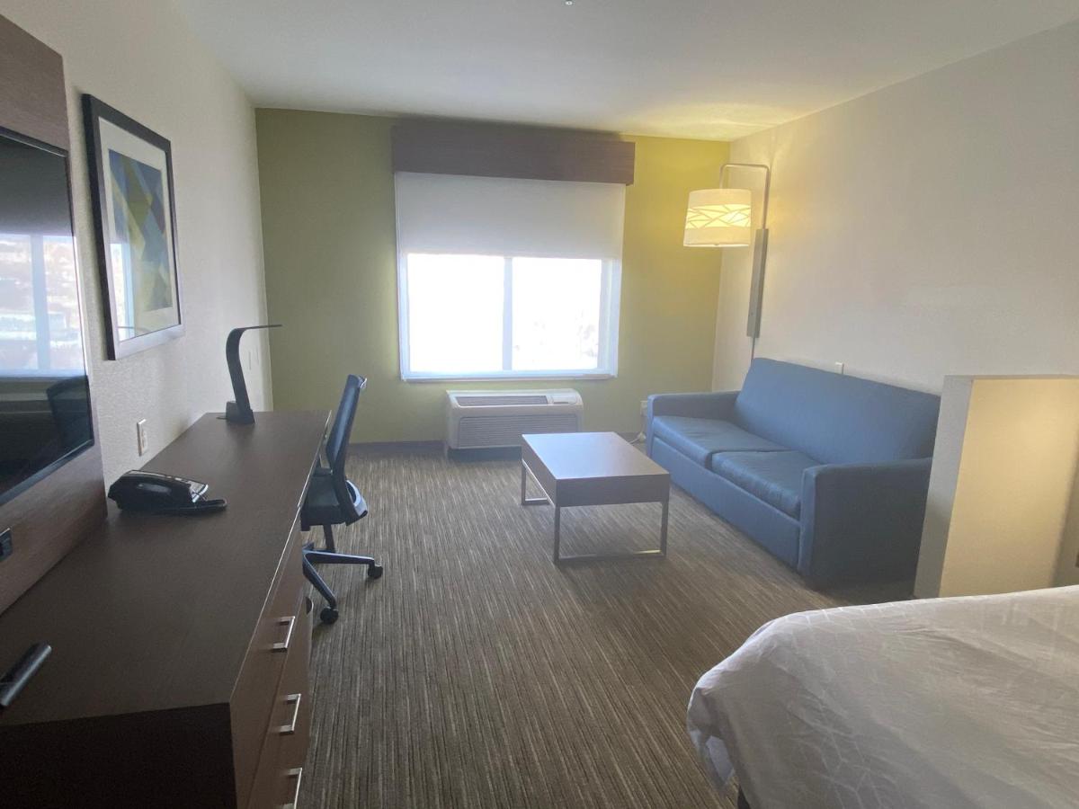 King Suite at Holiday Inn Express & Suites Albuquerque Historic Old Town by IHG
