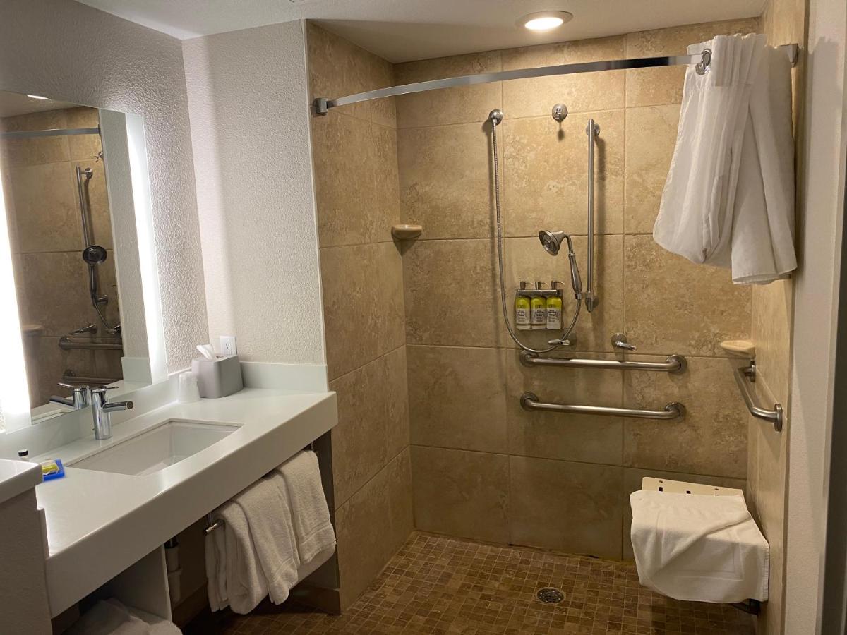 Deluxe Twin Room at Holiday Inn Express & Suites Albuquerque Historic Old Town by IHG