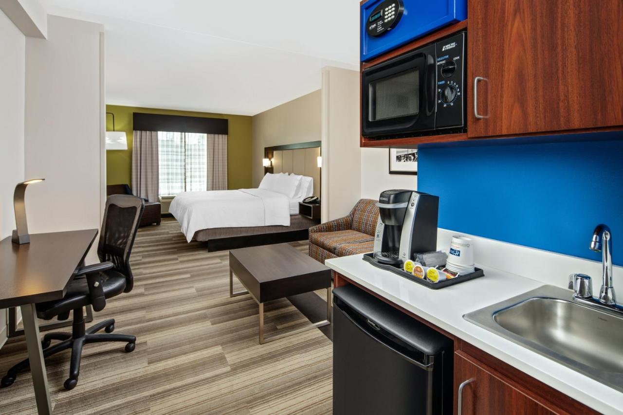 King Suite at Holiday Inn Express Hotel & Suites Florence I-95 at Hwy 327, an IHG Hotel