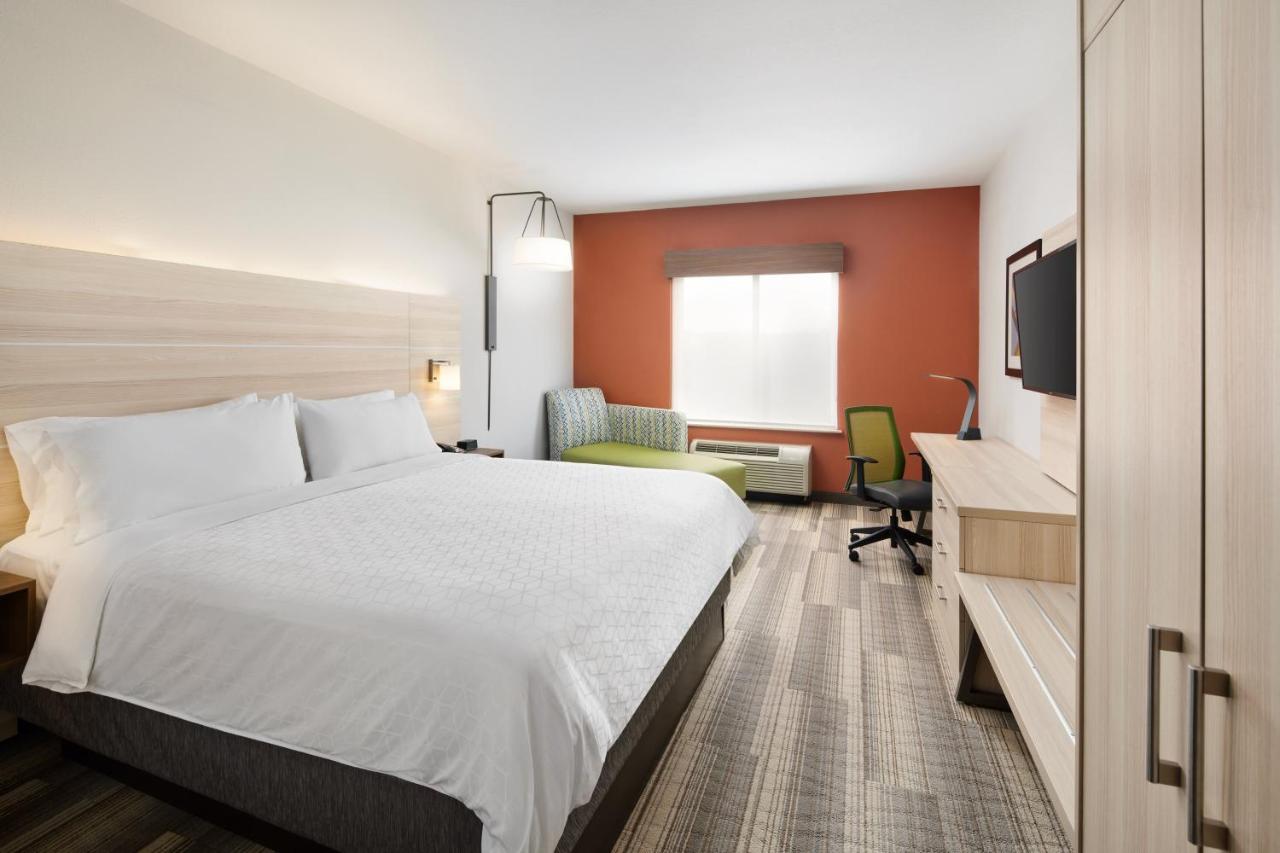 King Room at Holiday Inn Express & Suites Salem by IHG