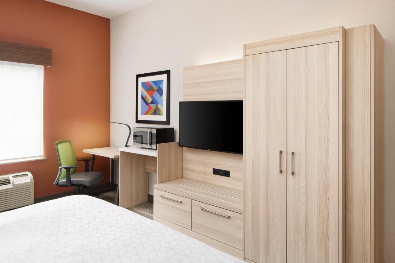 King Room - Hearing Accessible - Non-Smoking at Holiday Inn Express & Suites Salem by IHG