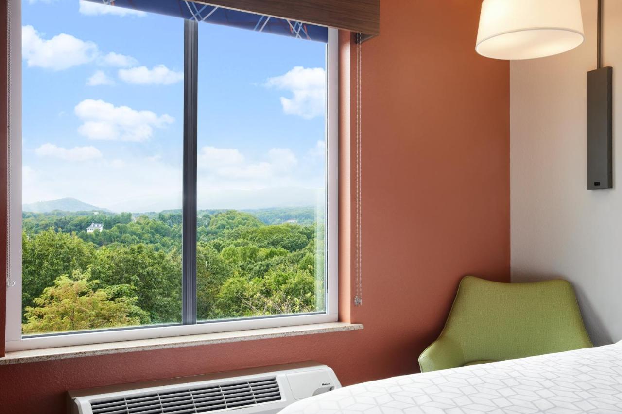 Queen Room with Two Queen Beds with View at Holiday Inn Express & Suites Salem by IHG
