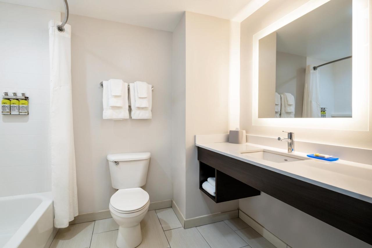 Queen Suite at Holiday Inn Express Hotel & Suites Florence I-95 at Hwy 327, an IHG Hotel