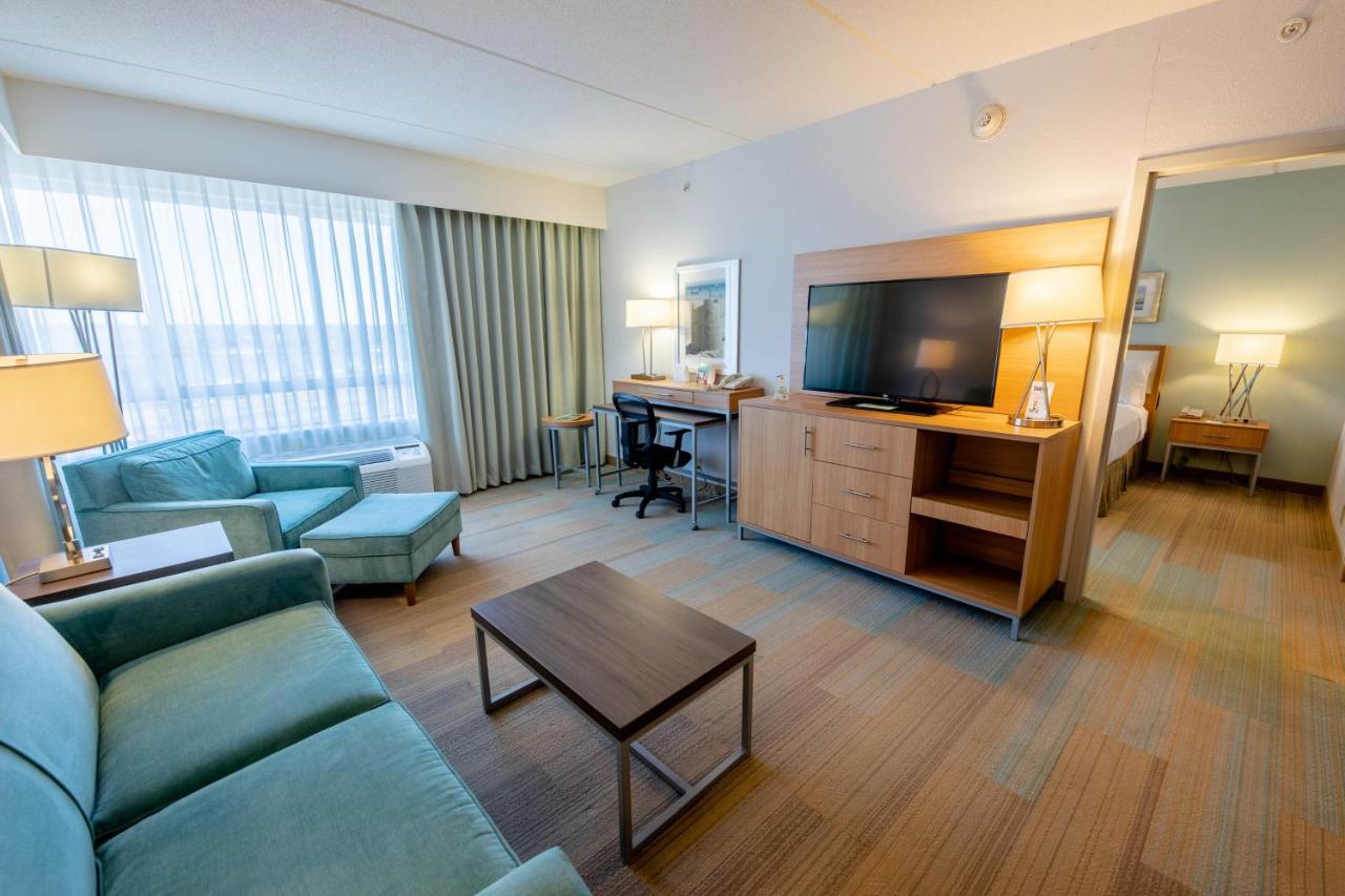 King Suite at Holiday Inn Manahawkin/Long Beach Island, an IHG Hotel