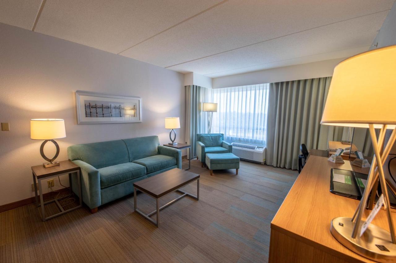 King Suite at Holiday Inn Manahawkin/Long Beach Island, an IHG Hotel