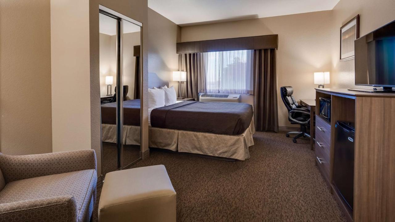 King Suite with Sofa Bed at Best Western El-quartelejo Inn & Suites