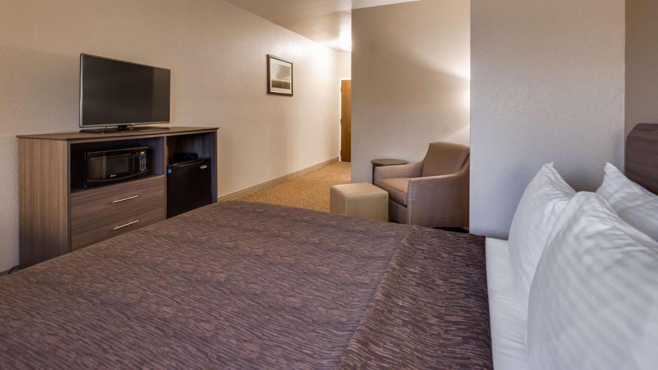 DISABILITY ACCESS - King Room with Roll-In Shower at Best Western El-quartelejo Inn & Suites