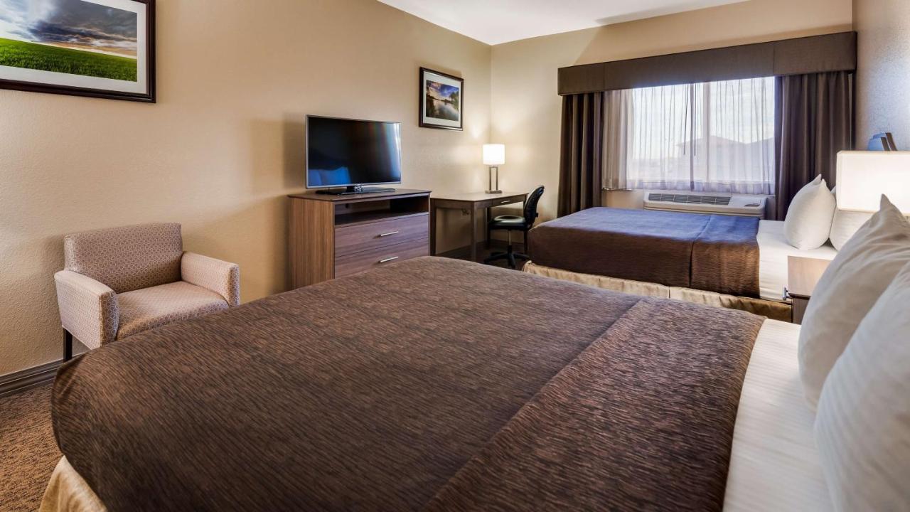 Queen Room with Two Queen Beds at Best Western El-quartelejo Inn & Suites