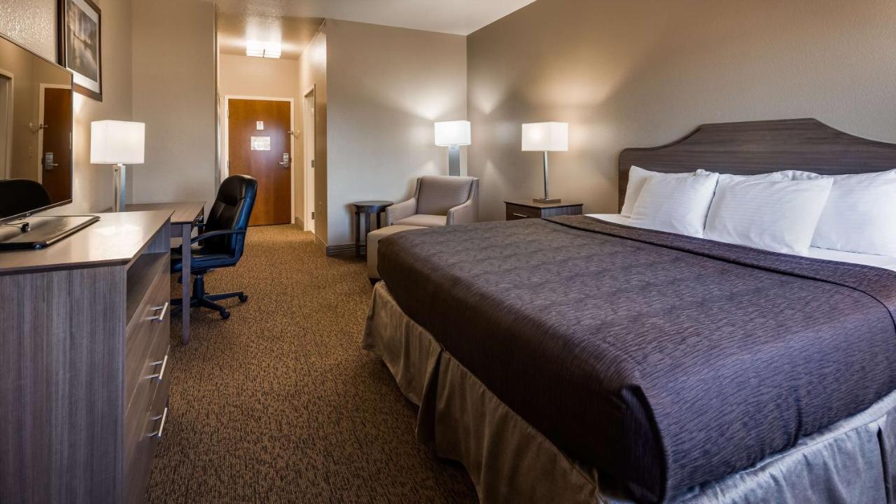 DISABILITY ACCESS - King Room with Roll-In Shower at Best Western El-quartelejo Inn & Suites
