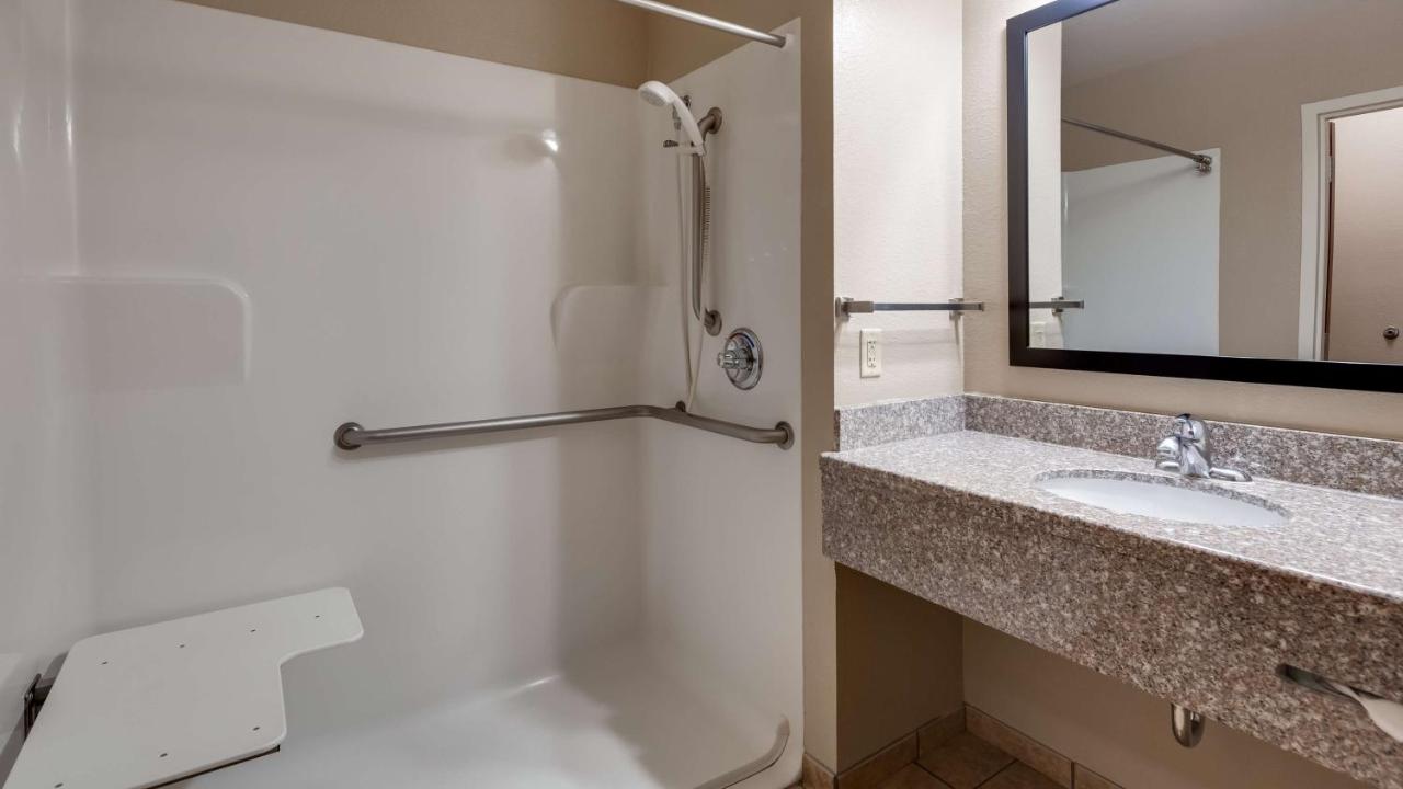 DISABILITY ACCESS - King Room with Roll-In Shower at Best Western El-quartelejo Inn & Suites