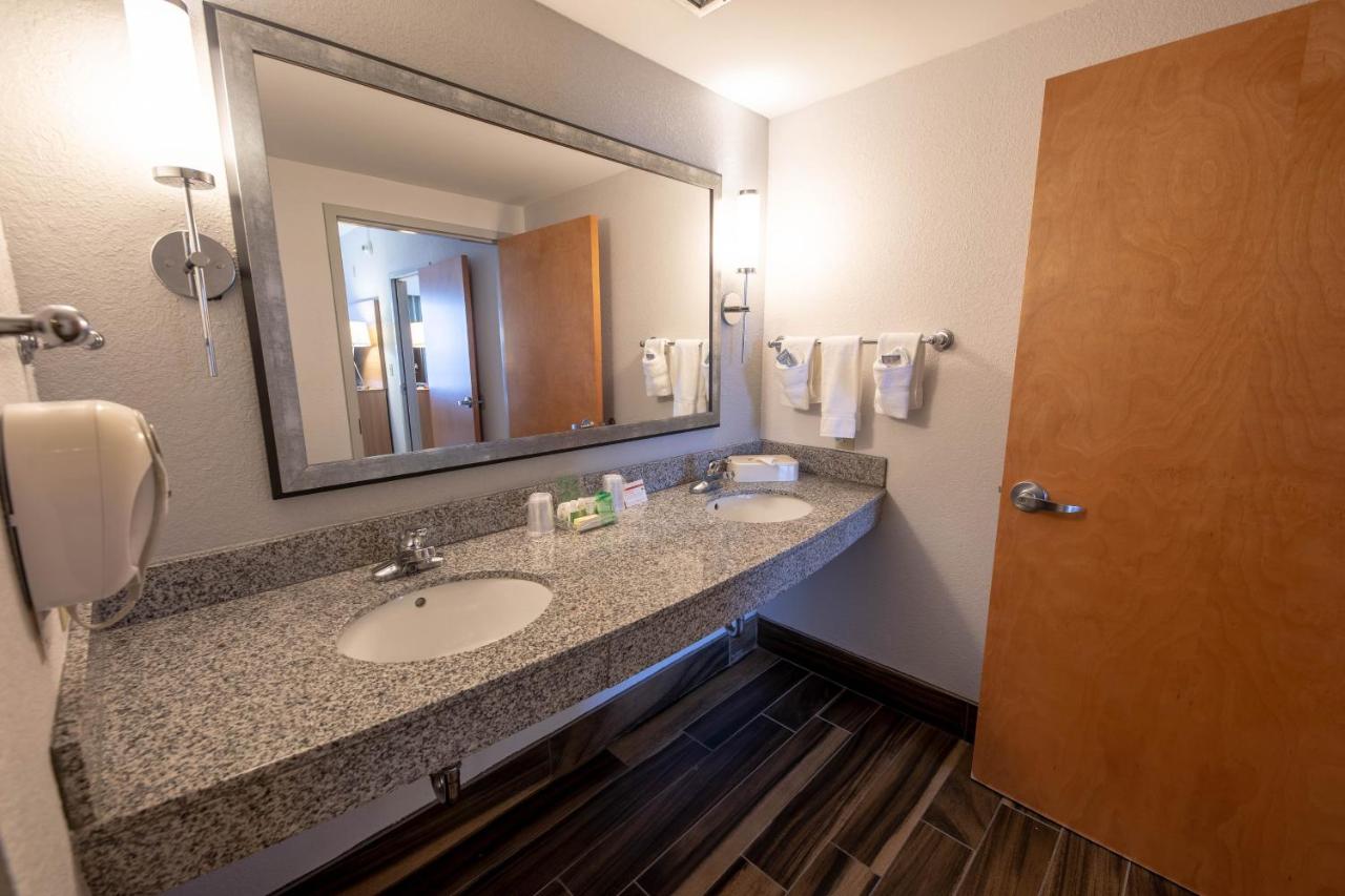King Suite at Holiday Inn Manahawkin/Long Beach Island, an IHG Hotel