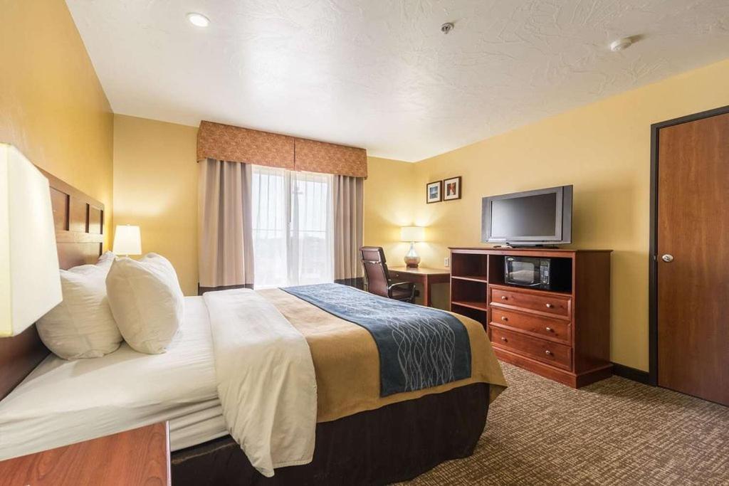 King Room - Accessible/Non-Smoking at Comfort Inn & Suites Cedar City South