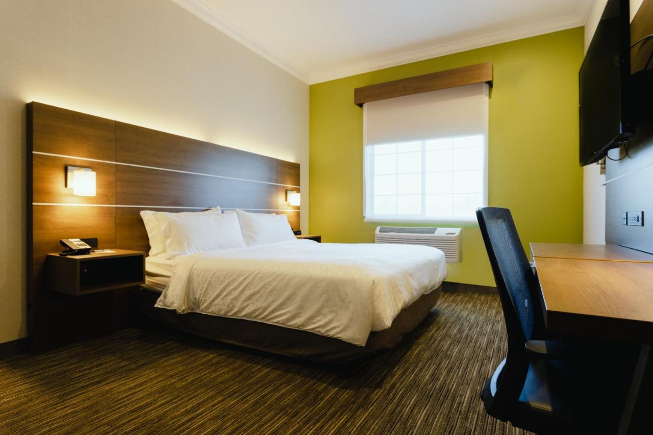 King Suite with Sofa Bed at Holiday Inn Express & Suites Davis - University Area by IHG