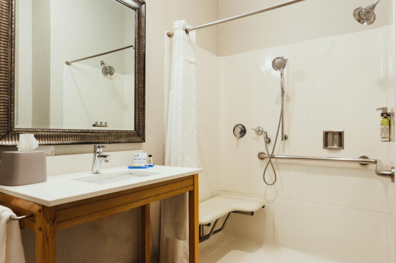 Queen Room - Disability Access at Holiday Inn Express & Suites Davis - University Area by IHG