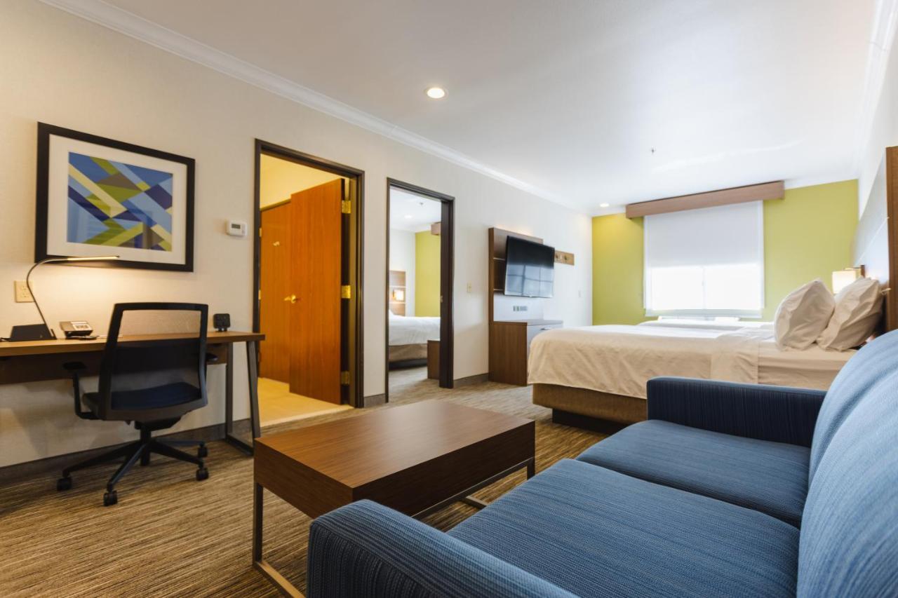 One-Bedroom Queen Suite at Holiday Inn Express & Suites Davis - University Area by IHG