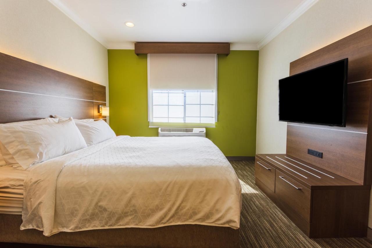 One-Bedroom Queen Suite at Holiday Inn Express & Suites Davis - University Area by IHG