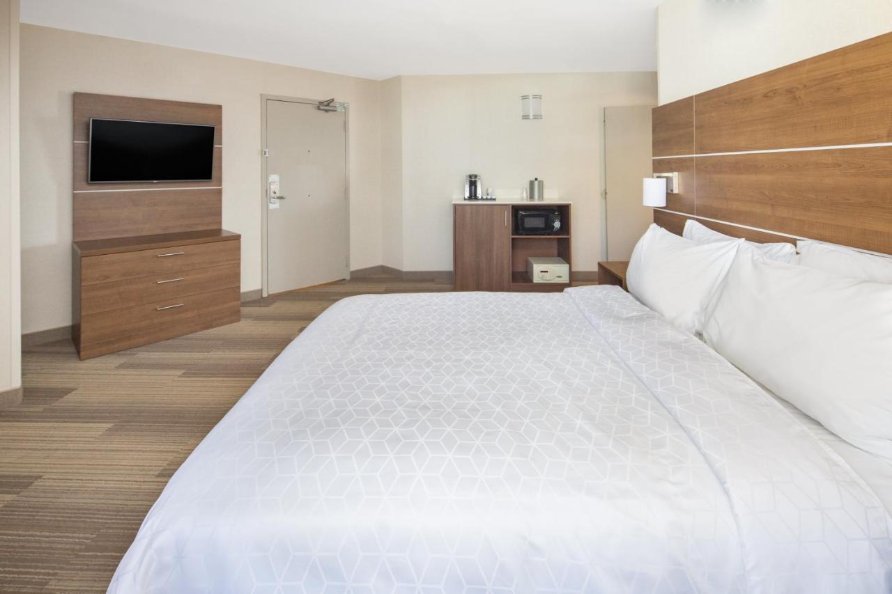 Deluxe Suite with Roll-in Shower - Hearing Accessible at Holiday Inn Express San Diego Airport - Old Town by IHG