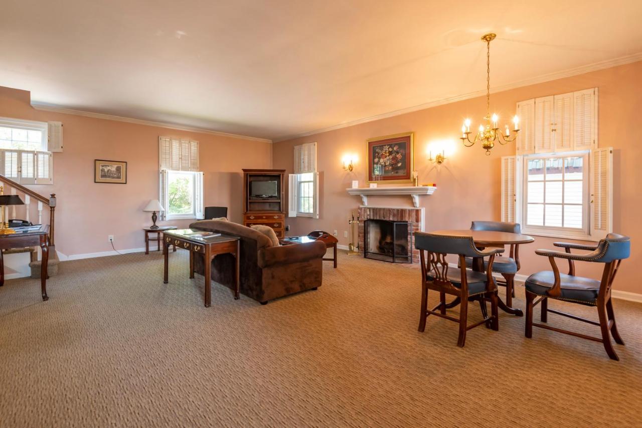 One-Bedroom Suite at Century Suites Hotel