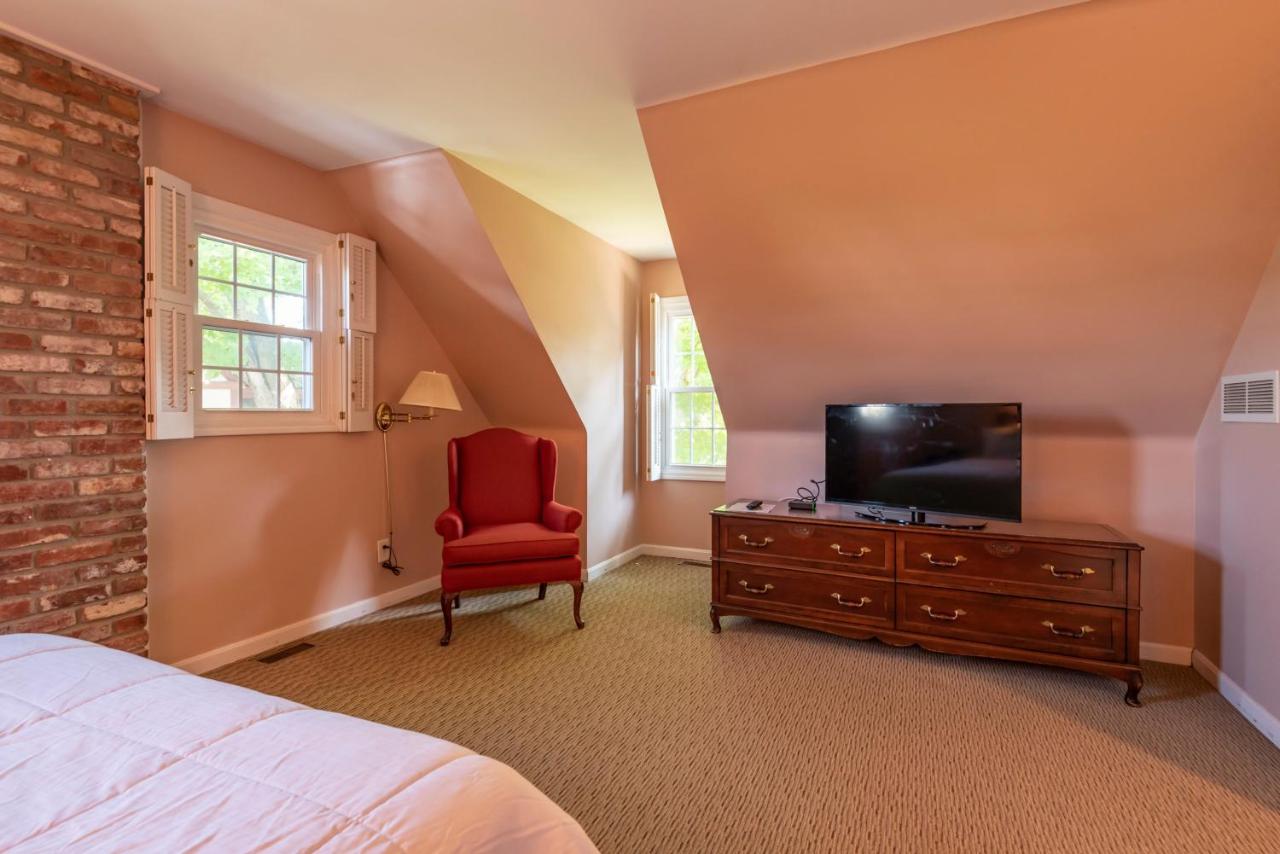 One-Bedroom Suite at Century Suites Hotel
