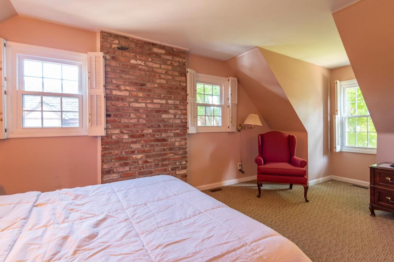 One-Bedroom Suite at Century Suites Hotel